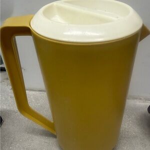 Vintage Rubbermaid Pitcher Harvest Gold 2 1/4 Quart J-2445 with White Lid Retro